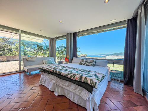 维戈A magical, beautiful villa,stuning views的一间卧室设有一张大床和大窗户