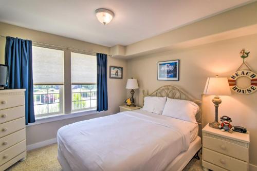 韦斯特波特Westport Condo with Saltwater Pool Steps to Beach!的卧室配有白色的床和2扇窗户。