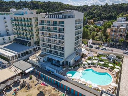 佩萨罗挪特乐思家庭酒店的享有酒店空中美景,设有游泳池