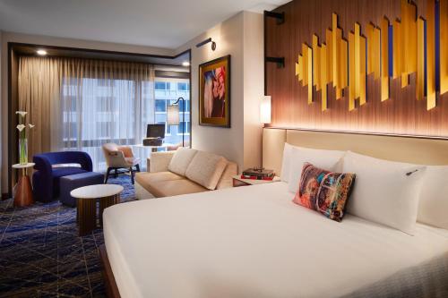 纽约Hard Rock Hotel New York的酒店客房设有床和客厅。