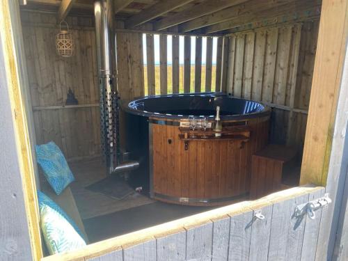 GarrabostKinnoull House near Stornoway Hot Tub/Pet Friendly的木头屋内的一个木浴缸