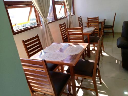 楠普拉RESIDENCIAL AFRICA,LDA-NAMPULA的用餐室设有桌椅和窗户。