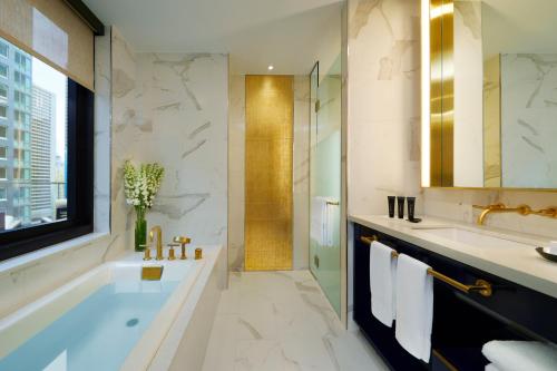 纽约Hard Rock Hotel New York的带浴缸、水槽和淋浴的浴室