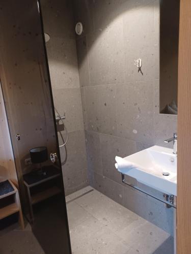 梅劳Klus Brugg的一间带水槽和镜子的浴室