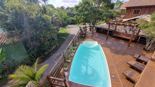 普腊亚罗萨Arte da Tribo Hostel & Camping的甲板上游泳池的顶部景色