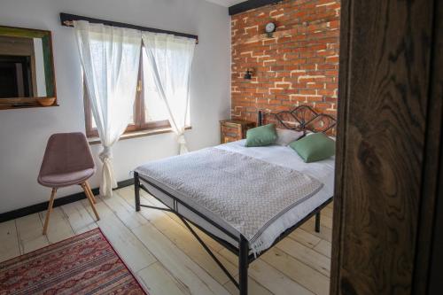 DumbrăviţaANTICA RESIDENZA TOSCANA的一间卧室设有一张床和砖墙