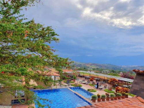 巴里查拉苔拉白瑞察酒店的享有度假村游泳池的景致