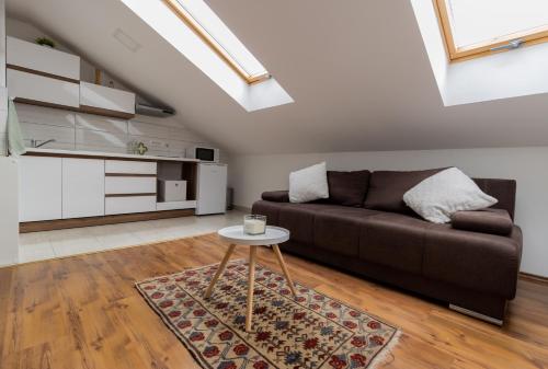 萨格勒布Hill apartman - MAKSIMIR Rebro的客厅配有沙发和桌子