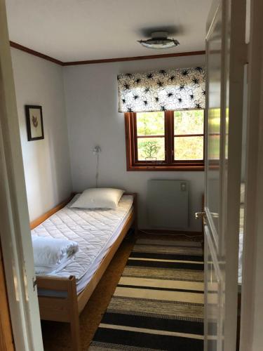 SävekullaSävekulla 208 "Lillekulla"的一间小卧室,配有床和窗户