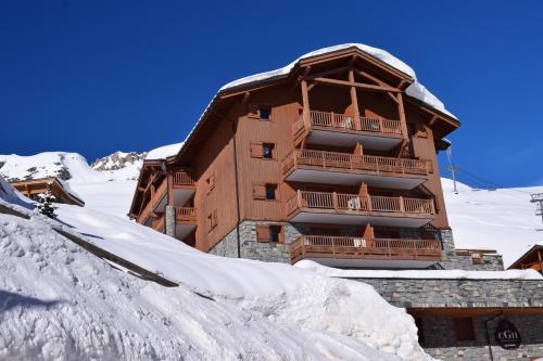 蒂涅Tignes2100 - Le Télémark的前面有一堆积雪的滑雪小屋