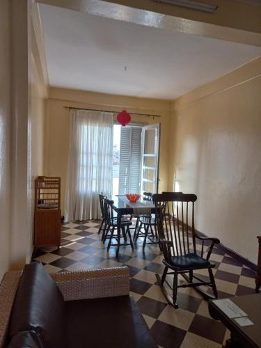 达喀尔Appartement sympathique Jules Ferry.的客厅配有桌椅和沙发