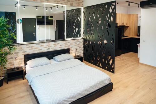 图尔达Belle View Apart Hotel的一间卧室设有一张床和砖墙