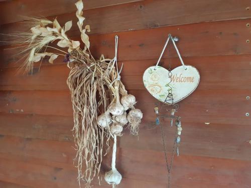 Manotבקתת עץ בחורש במנות - דום גיאודזי - Wooden cabin in Manot的挂在墙上的心形标志,上面有干草
