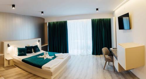 索瓦塔Vila Ursul Negru的酒店客房,床上摆放着海星