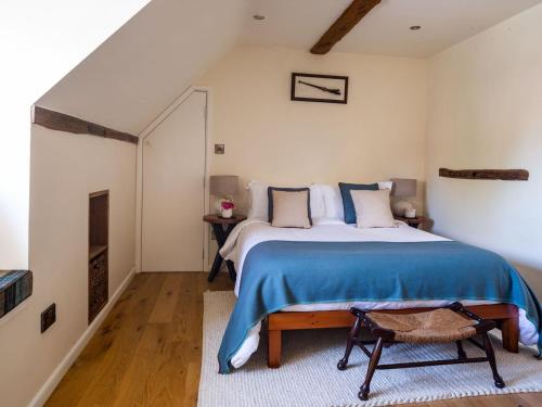 温彻斯特Mallard Cottage的一间卧室配有一张带蓝色毯子的大床