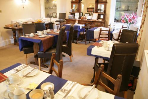 凯尔索贝尔维尤旅馆的用餐室配有桌椅和餐具