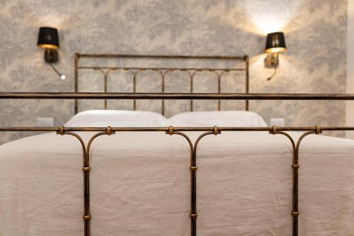 巴尼奥雷焦La Dimora del Principe的卧室设有两张单人床和两盏灯。