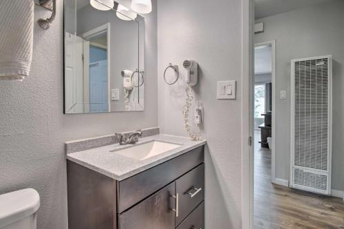 卡森市Walkable Carson City Duplex with Private Patio!的一间带水槽和镜子的浴室
