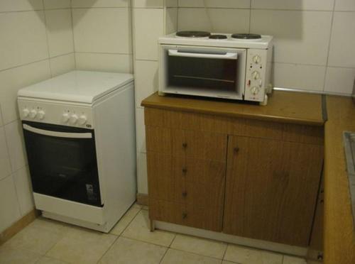 阿吉亚特拉萨爱哥恩酒店的厨房配有微波炉和炉灶。