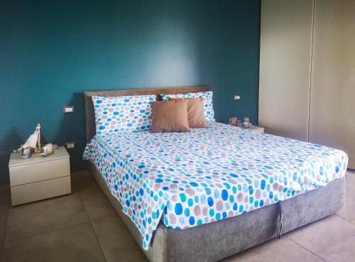 滨海圣洛伦佐Bellavista的一间卧室设有一张蓝色墙壁的大床