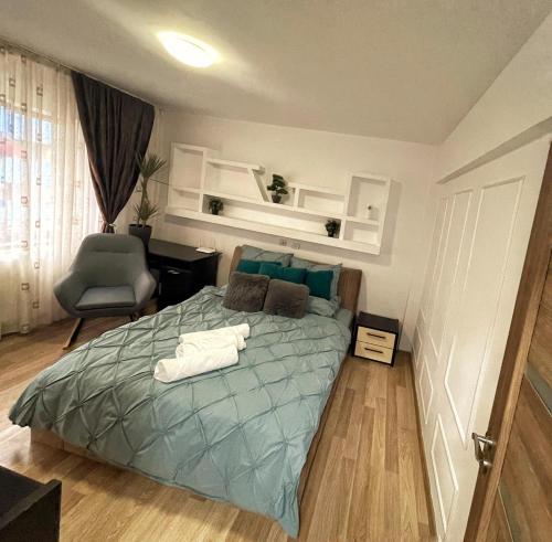 比斯特里察Magnolia Stay的一间卧室配有一张床、一张桌子和一把椅子