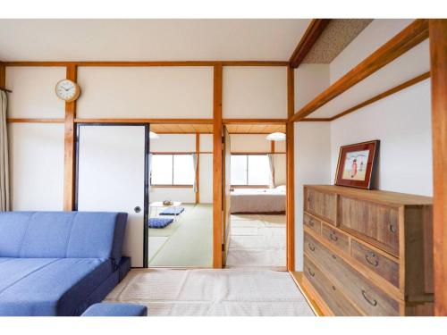日光Second House Nikko - Vacation STAY 13408的客厅配有蓝色的沙发和镜子