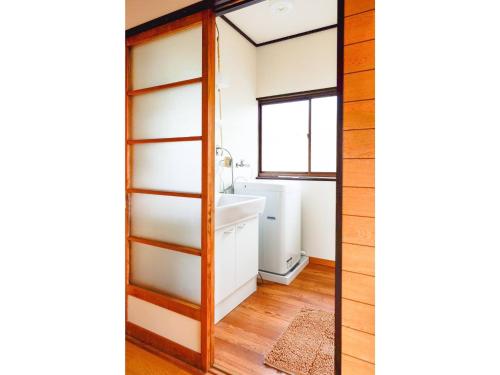 日光Second House Nikko - Vacation STAY 13408的带浴缸、水槽和窗户的浴室