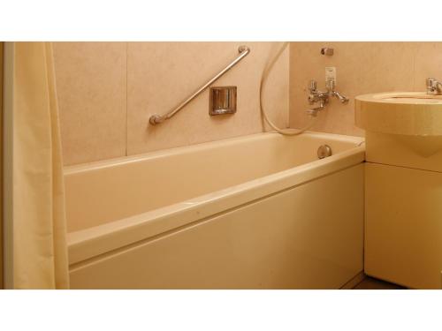 赤穗Ako onsen AKO PARK HOTEL - Vacation STAY 21613v的带浴缸和盥洗盆的浴室