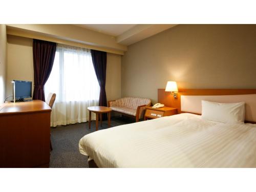 赤穗Ako onsen AKO PARK HOTEL - Vacation STAY 21595v的酒店的客房 - 带一张床、椅子和窗户