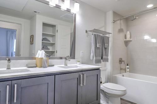 斯科茨Exquisite Home-Walk Score 81-Shopping District-King Bed-Parking -G3021的浴室配有盥洗盆、卫生间和浴缸。