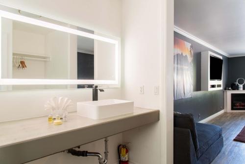 大熊湖Big Bear Spa Suites的一间带水槽和镜子的浴室