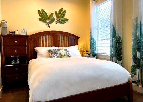 普罗温斯敦Lotus Provincetown的一间卧室设有一张大床和一个窗户。