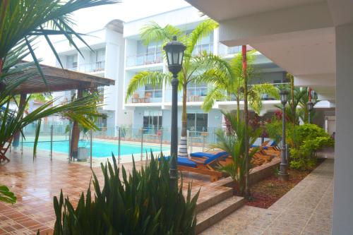 圣何塞德尔瓜维亚雷Hotel El Aeropuerto的享有酒店游泳池的景致。