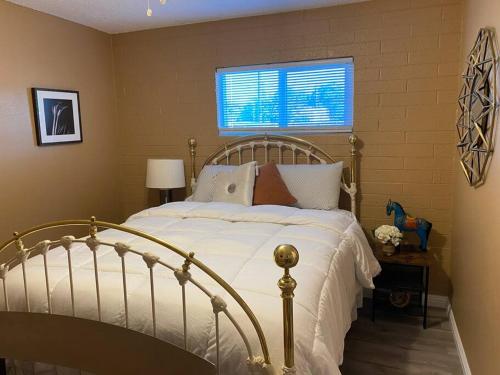 布尔海德市Couples getaway的一间卧室配有一张带白色床单的床和一扇窗户。