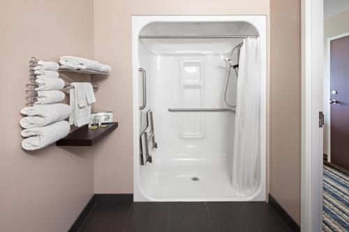 布兰登布兰登速8汽车旅馆的带淋浴的浴室和白色冰箱