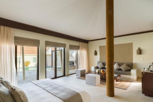 ShāhiqDesert Nights Resort的一间卧室设有一张床和一间客厅。