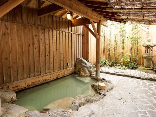 箱根箱根温泉 汤宿 山之省的一座木制建筑中的一片绿色水