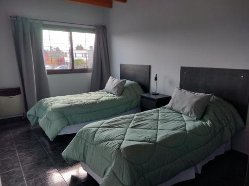 迈普Apartamento Agur cerca del Arena Stadium的一间卧室设有两张床和窗户。