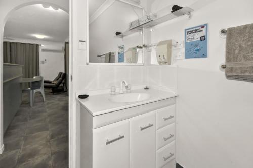 RollingstoneBalgal Beach Units的白色的浴室设有水槽和镜子
