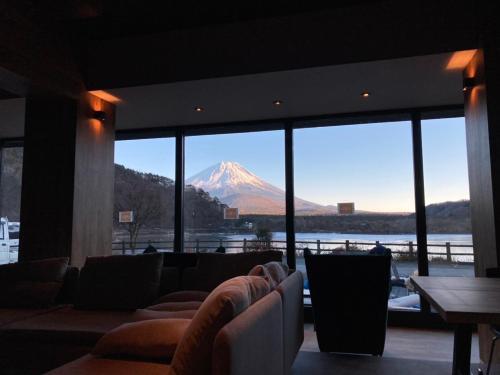 富士河口湖精进湖大酒店的酒店大堂享有山景。