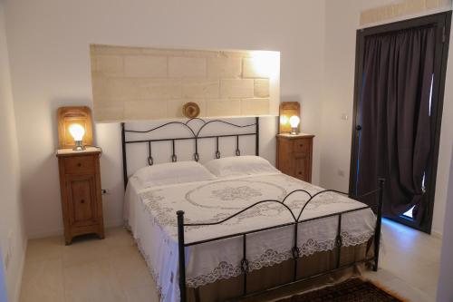 奥斯图尼Podere Madia的一间卧室配有一张床和两个带灯的床头柜