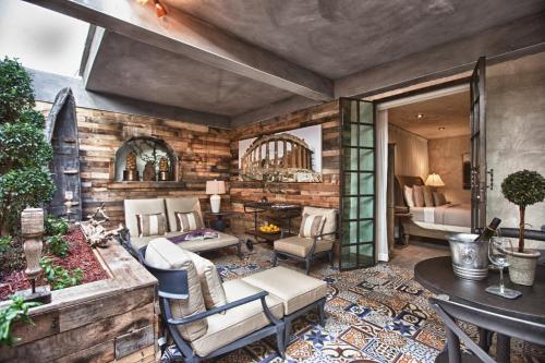 圣胡安奥利弗精品酒店 - 世界小型豪华酒店集团的一个带桌椅的庭院和一间卧室