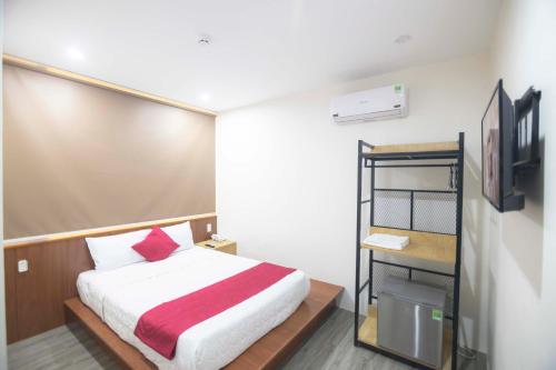 头顿Hoàng Bách Hotel的一间卧室配有一张床和一台电视