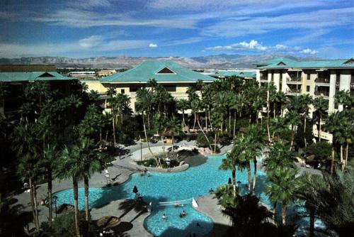拉斯维加斯Suites at Tahiti Village Resort and Spa-No Resort Fee的享有带游泳池的度假村的空中景致