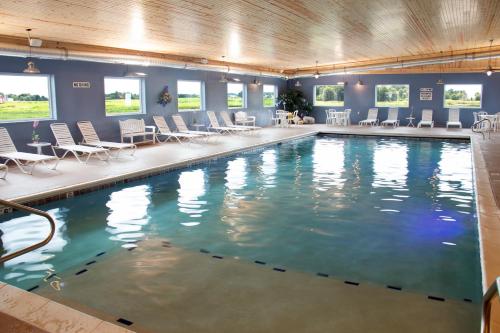 西普谢瓦纳蓝门花园酒店的一个带桌椅的大型游泳池