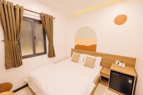 Bạc LiêuHappy Hotel的一间卧室设有一张床和一个窗口