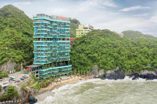 海防Flamingo Premium Lan Ha Bay Resort的海边的一座建筑