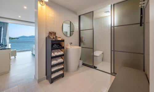 泗川Owl Hotel的带淋浴、卫生间和盥洗盆的浴室