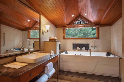 帕哈尔加姆Welcomhotel by ITC Hotels, Pine N Peak, Pahalgam的带浴缸和盥洗盆的大浴室