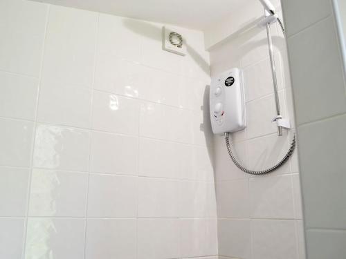 LlanthonyMountain View的白色瓷砖浴室内的淋浴
